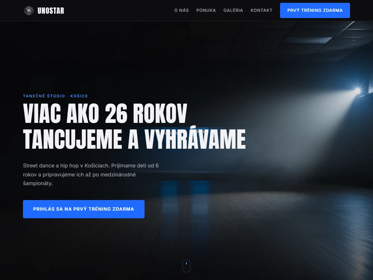 Web UNOSTAR DANCE STUDIO Košice — tmavá hero sekcia s kuželom svetla v tanečnej sále