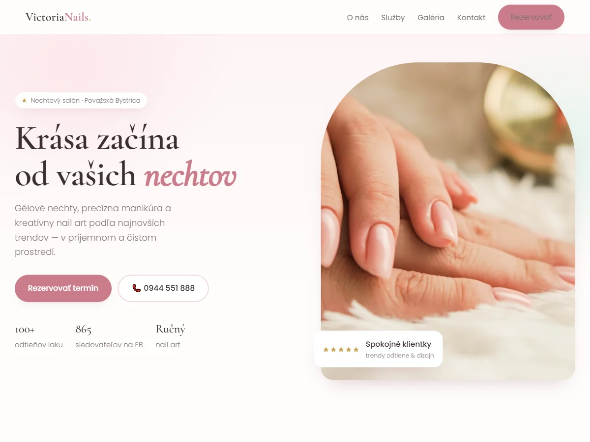 Web nechtového salónu VictoriaNails Považská Bystrica — hero sekcia v pudrových tónoch